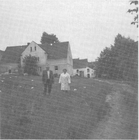 Fritz Süßbrich und Frau vor ihrem Elternhaus