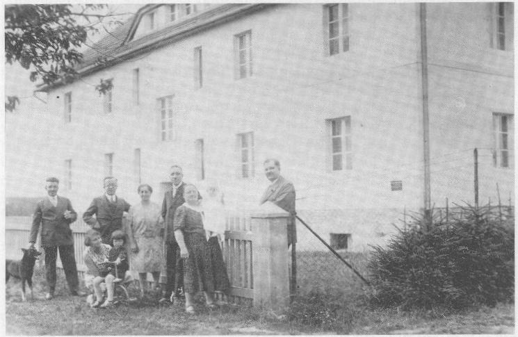 Das Gemeinde-Wohnhaus mit Angehörigen der Familien Hartwig, Fröhlich, Arglebe und Wegener