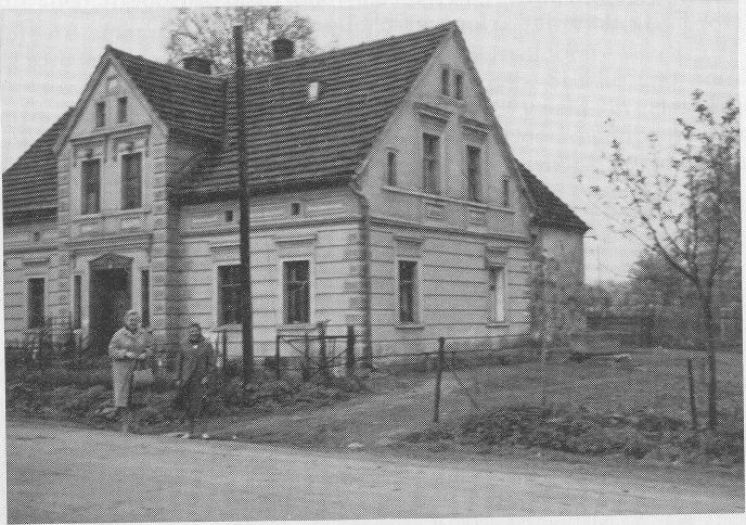 Auszugshaus der Familie Trautmann während der Polenzeit. Auf dem Foto Hildegard Trautmann und Helga Wenzel.