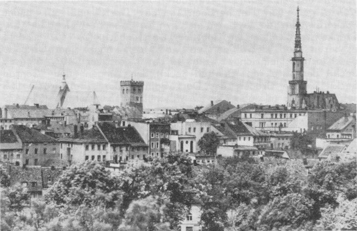 Frankenstein mit schiefem Turm links, rechts Rathausturm