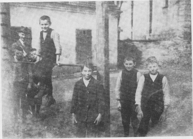 Lehrer Kunte mit Schülern des Jahrganges 1914. (Mertin, Lache, Walter Herrmann, Ernst Schüttler usw.)