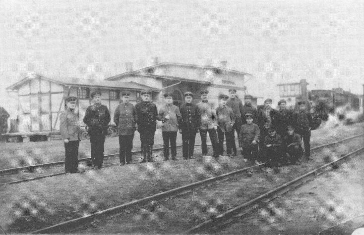 Der Bahnhof Lauenbrunn mit dem gesamten Personal in den 1930er Jahren.