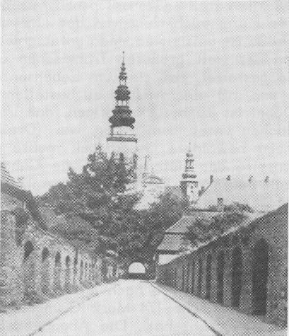 Heinrichau, Mauergang zum Kloster