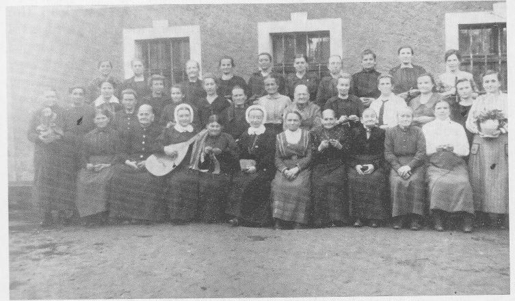 Die Diakonissen, Schwester Valeska und Schwester Ida mit dem Frauenverein der Kirchengemeinde