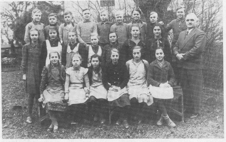 Rektor Schoefer mit Schülern des Jahrgangs 1926 u.a. 