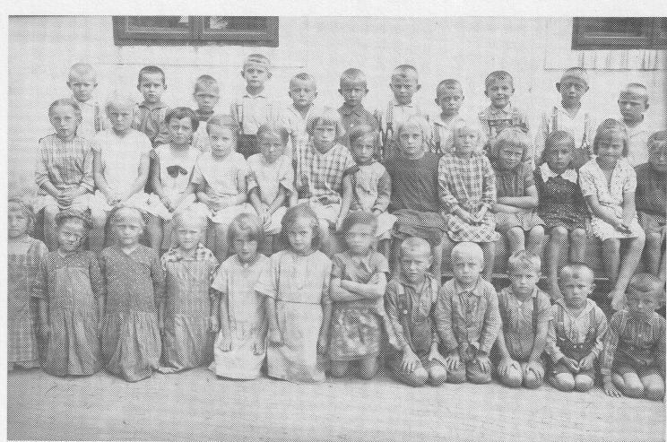 Eine Klasse mit Schülern des Geburtsjahrganges 1924 u.a. 