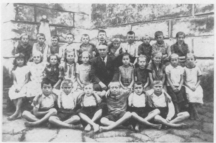 Lehrer Otto Kassner mit Schülern des Jahrganges 1925 u.a. 