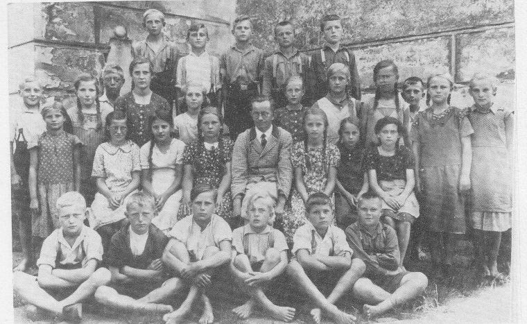Lehrer Paul Fendesack mit Schülern des Geburtsjahrganges 1924 u.a.