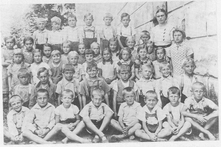 Frl. Hilde Reimann mit Schülern des Geburtsjahrganges 1929 u.a. 
