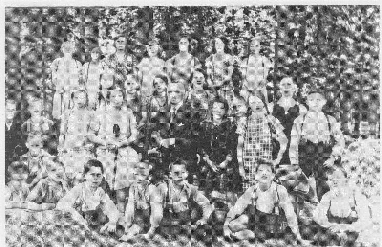 Rektor Schoefer mit Frau und Schülern des Geburtsjahrganges 1914 u.a.