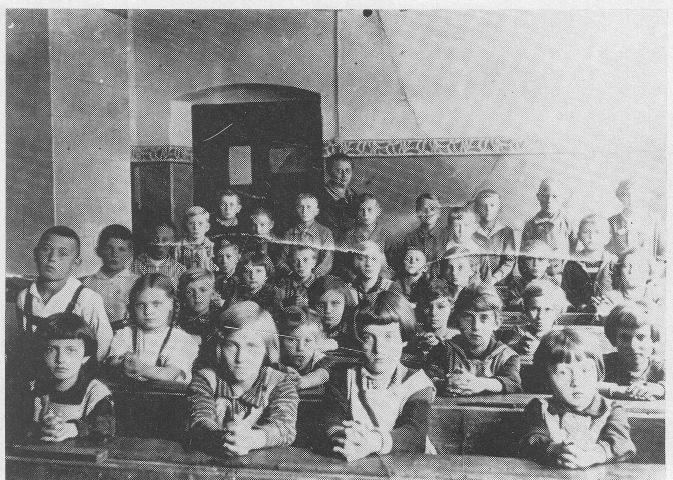 Die Lehrerin Frl. Werner mit der Jahrgangsklasse 1919 u.a.